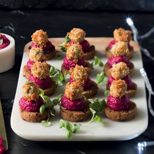 Read more about the article Rye toast bites with fried olives and beetroot dip