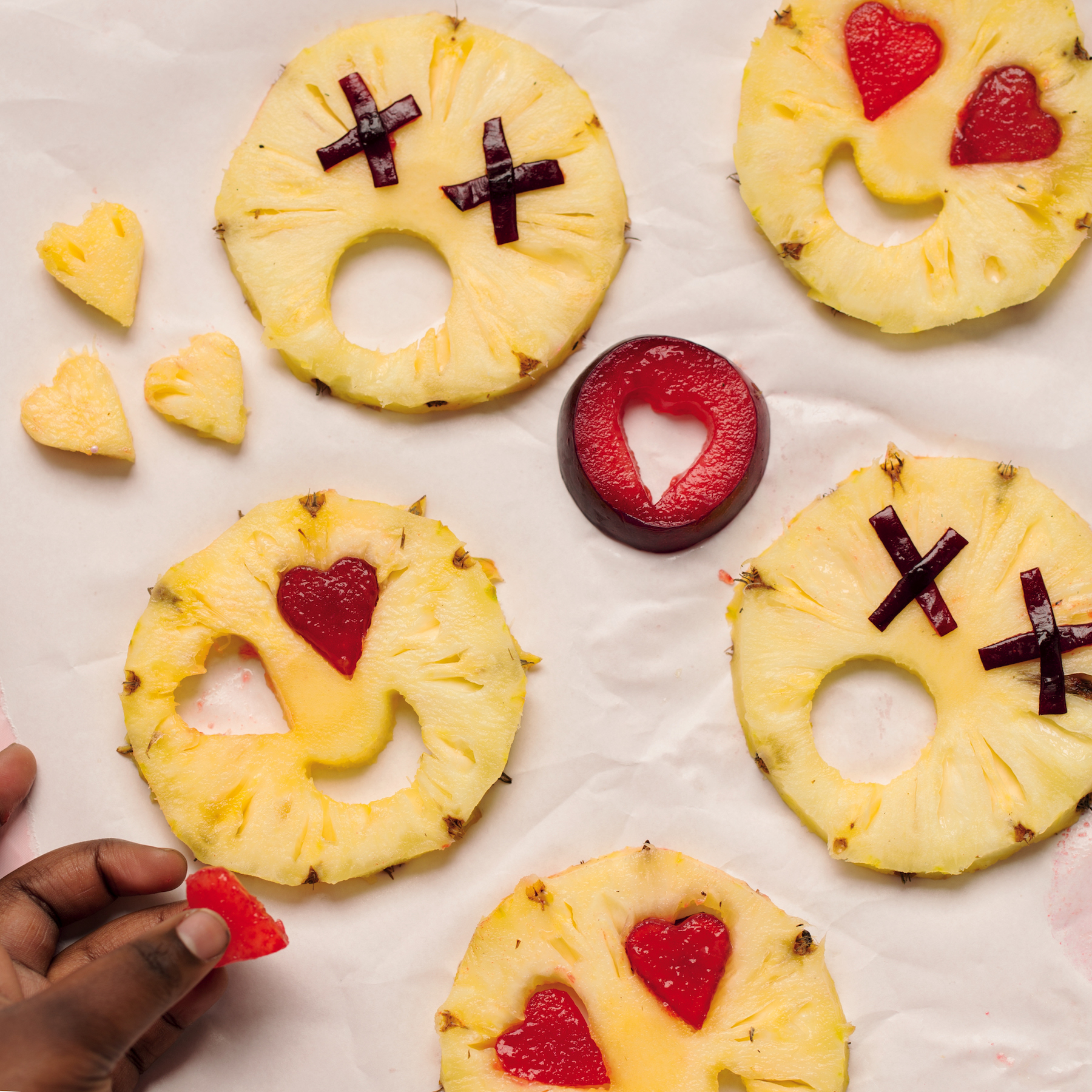 You are currently viewing Emoji-inspired fruit snacks for the little ones