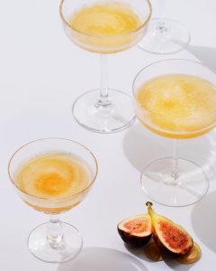 Read more about the article Fig, peach and honey sparkling cocktails