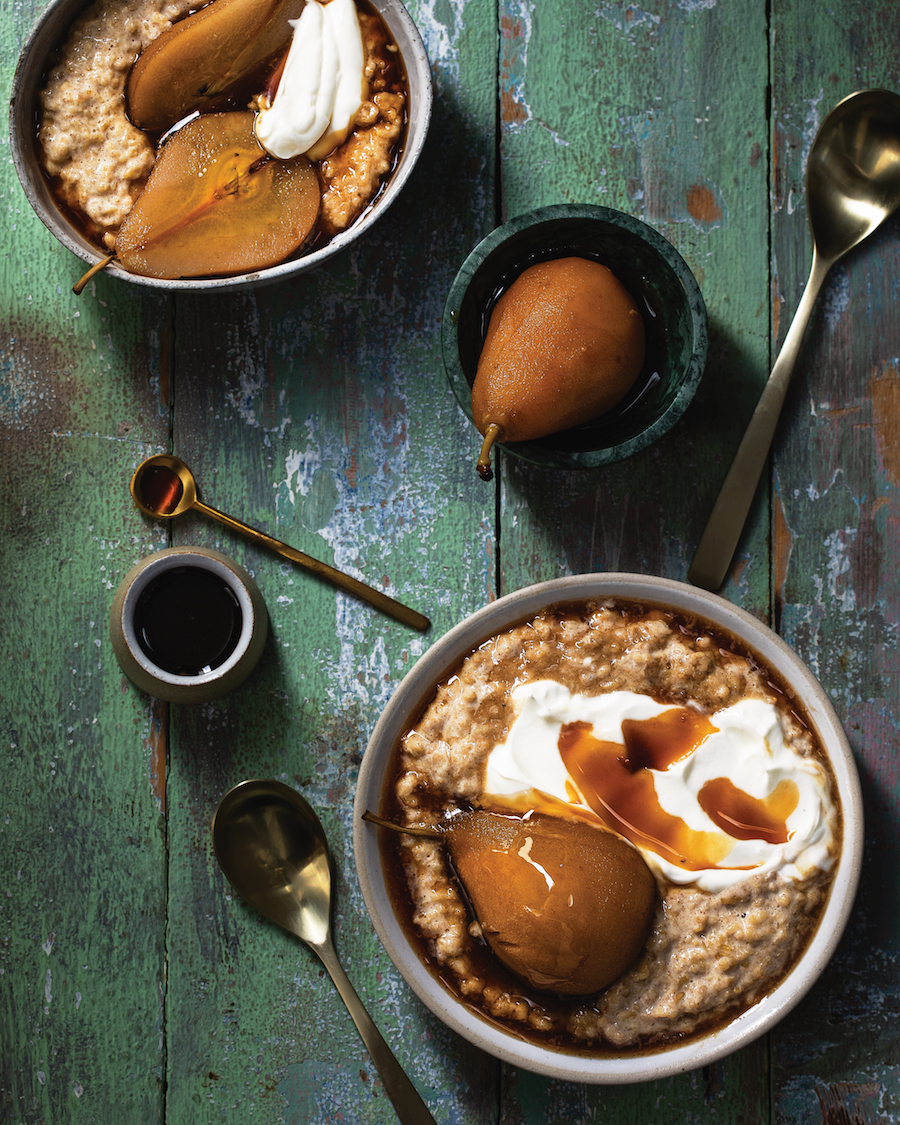 You are currently viewing Poached pears and spiced creamy oats
