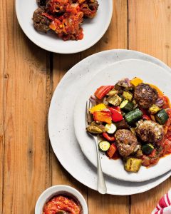 Read more about the article Mediterranean meatballs in tomato sauce with veggies