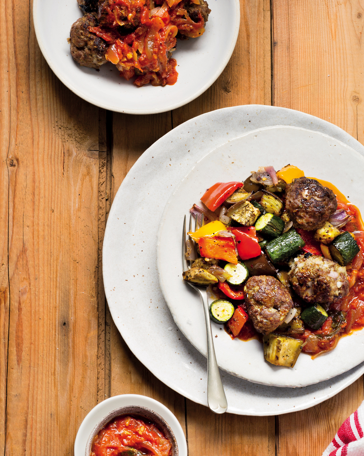 You are currently viewing Mediterranean meatballs in tomato sauce with veggies