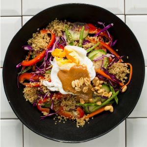 Read more about the article Raw vegetable and quinoa salad with spicy peanut sauce