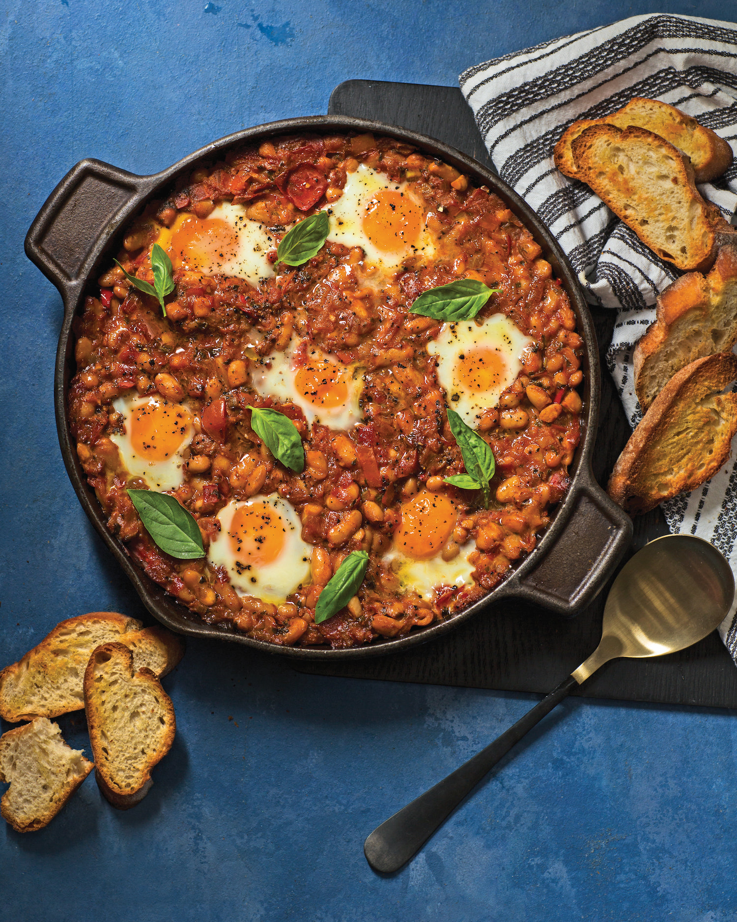 Read more about the article Family-sized spicy baked beans and eggs