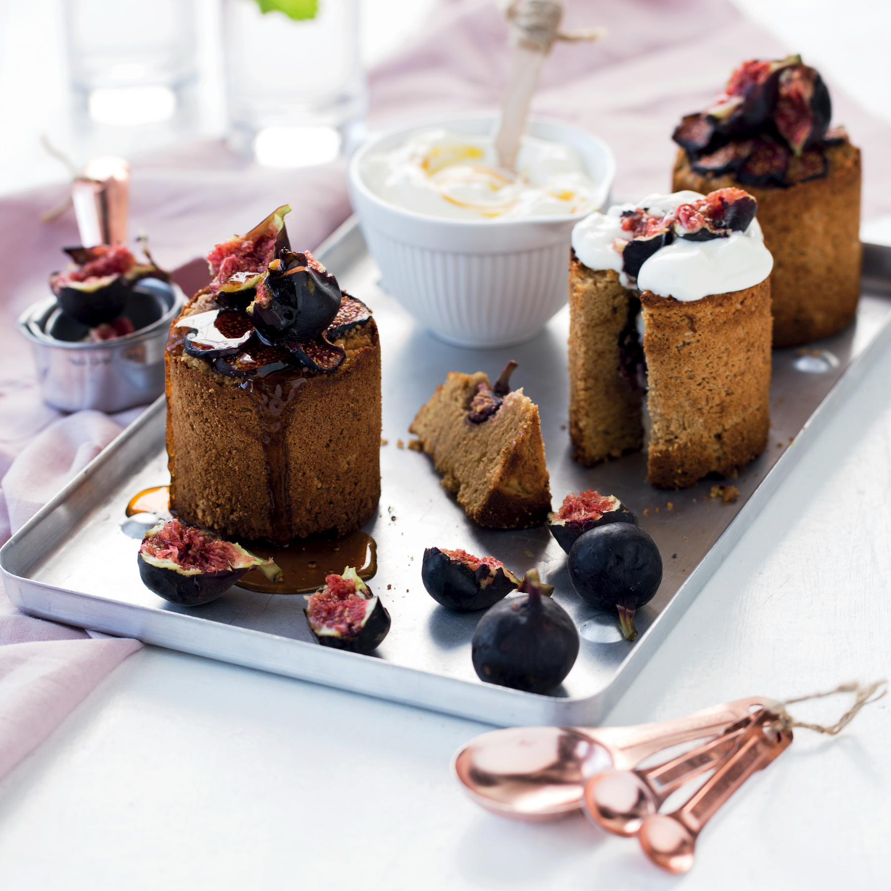 You are currently viewing Healthy coconut cakes with figs and yoghurt
