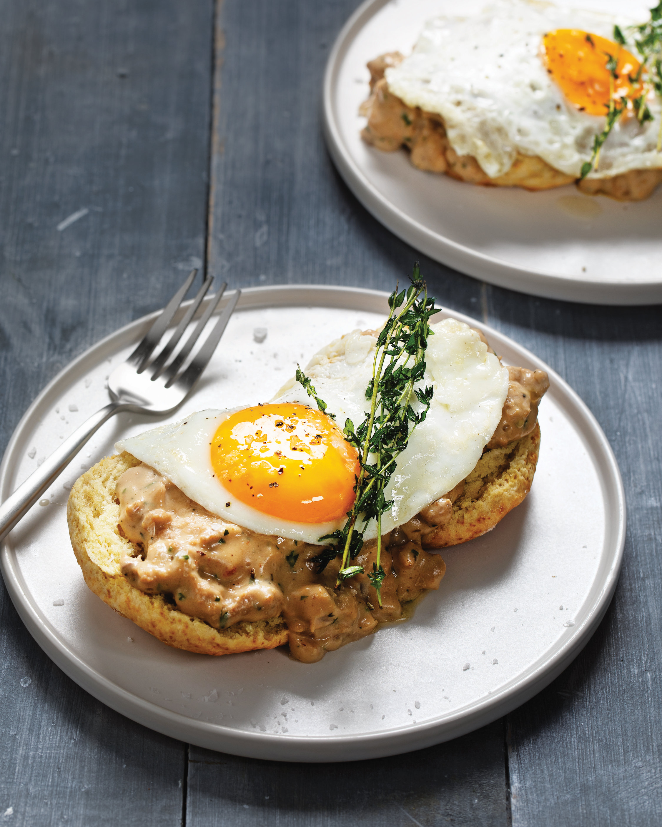 Read more about the article Southern-style biscuits with gravy and fried eggs