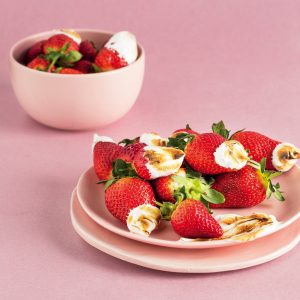 Read more about the article Valentine’s Day themed roasted meringue strawberries