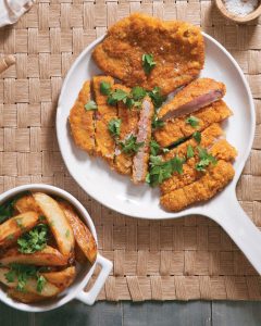 Read more about the article Budget-friendly beef schnitzel with potato wedges
