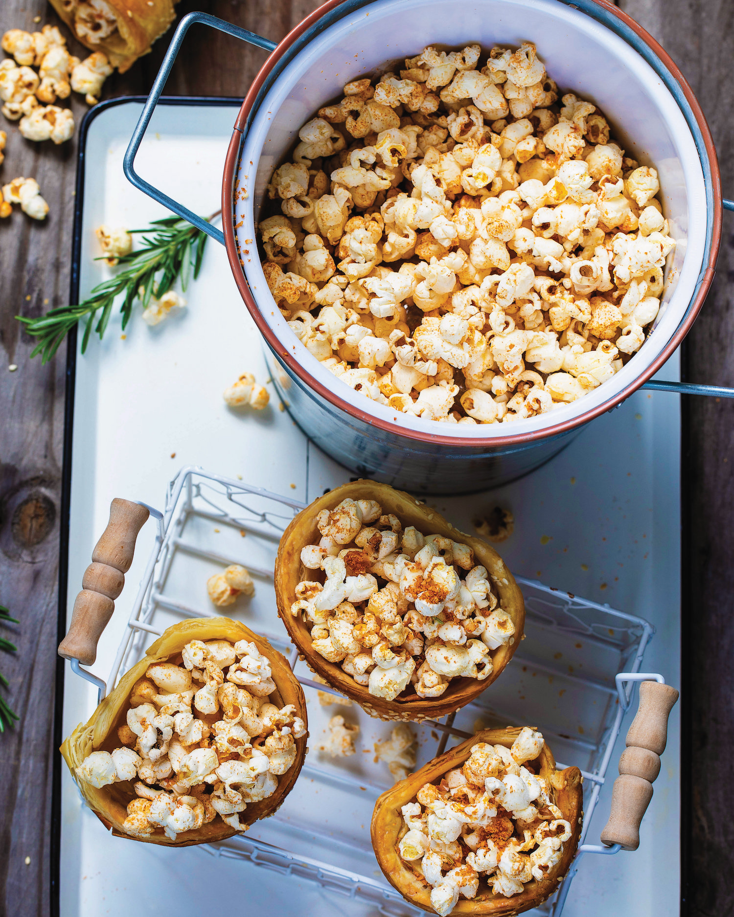 You are currently viewing Pastry cones filled with paprika-spiced popcorn