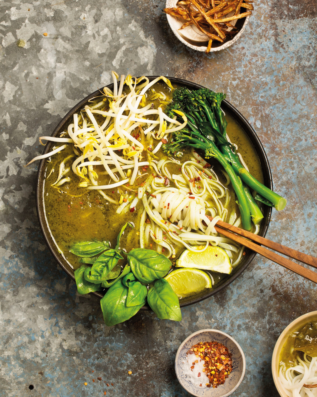 You are currently viewing Vegan green curry with crispy galangal