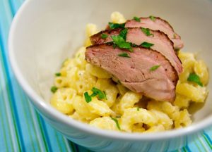 Read more about the article Spring Onion Mac n Cheese topped with Sliced Duck Breast