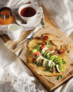 Read more about the article Avo caprese with flatbreads