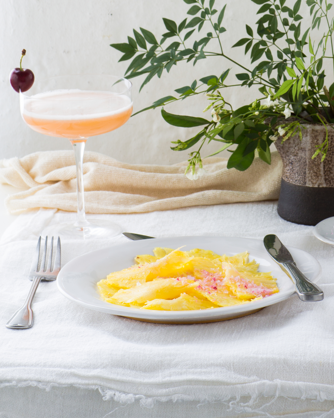 Read more about the article Pineapple carpaccio with beetroot salt 