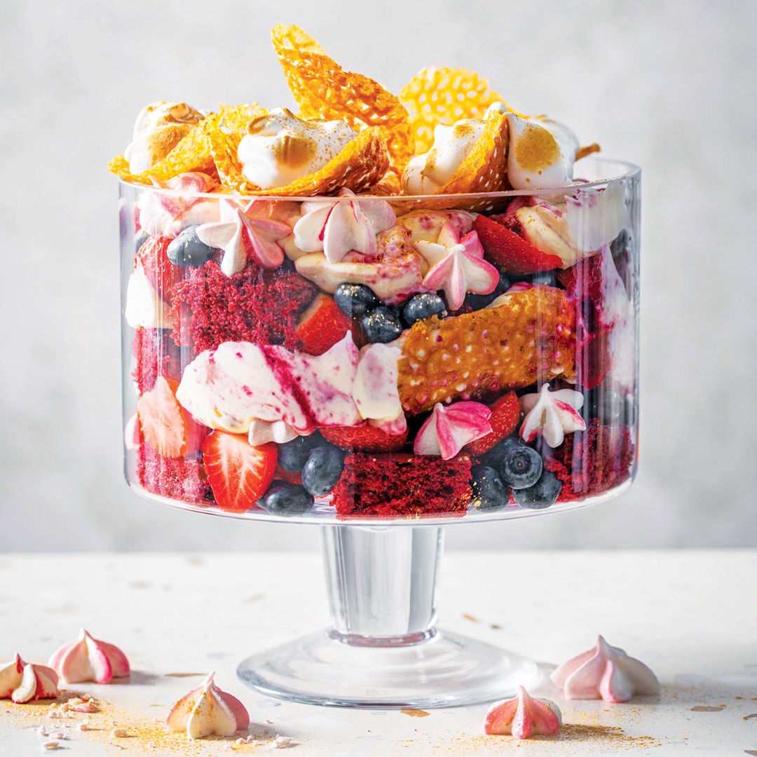 Read more about the article Cook the cover: Red velvet trifle with cream cheese, icing, meringue and brandy snaps