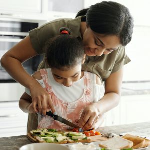 Read more about the article 5 Benefits of kids helping in the kitchen