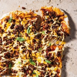 Read more about the article Meaty traybake pizza  