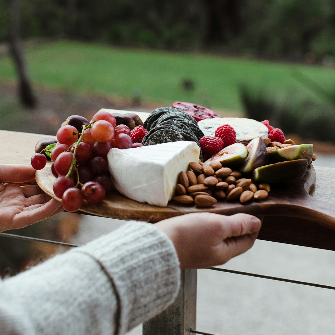 Read more about the article 5 snack boards to excite your guests 