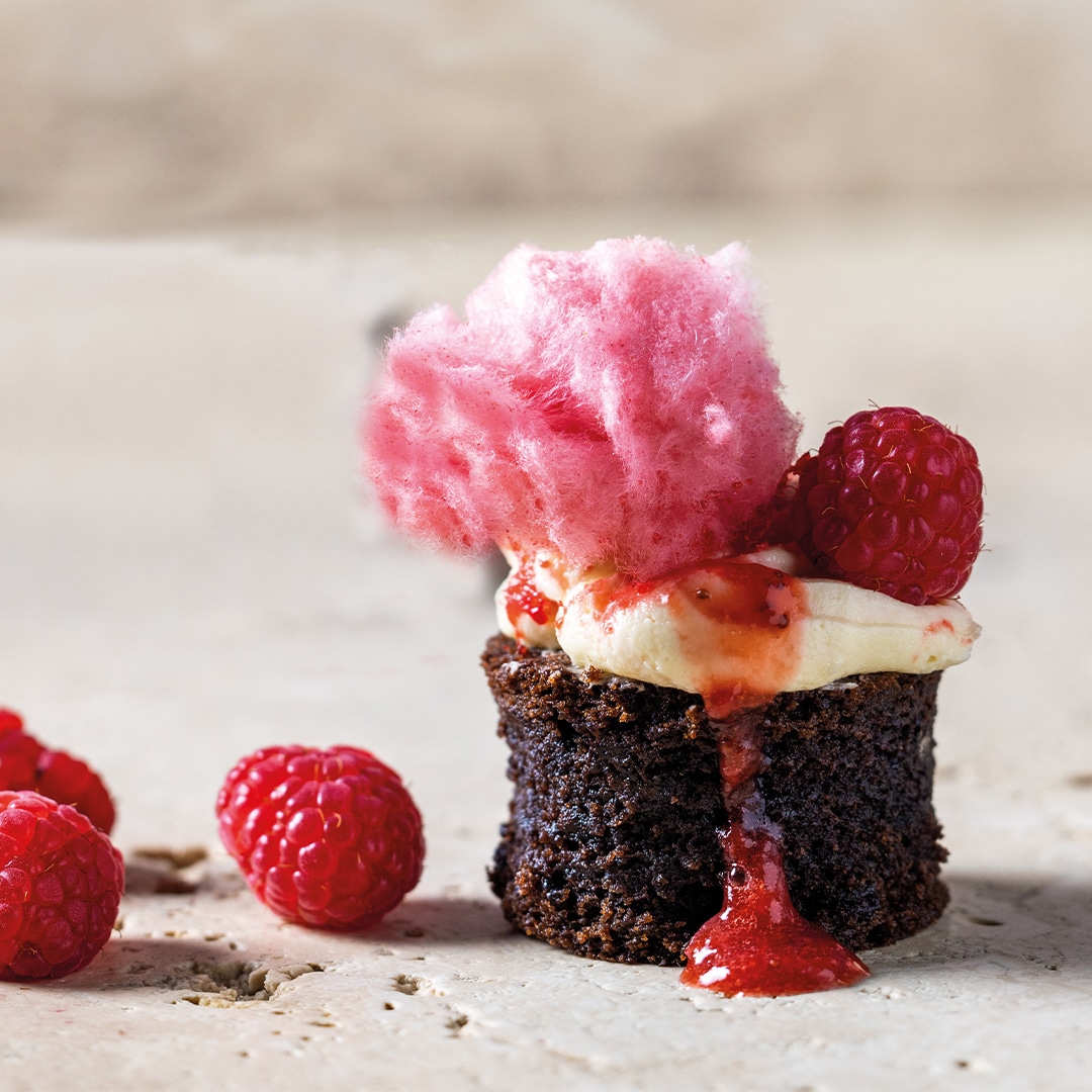 You are currently viewing Brownie bites with berry buttercream & candy floss recipe