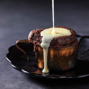 Read more about the article Dark chocolate soufflé with white chocolate sauce 