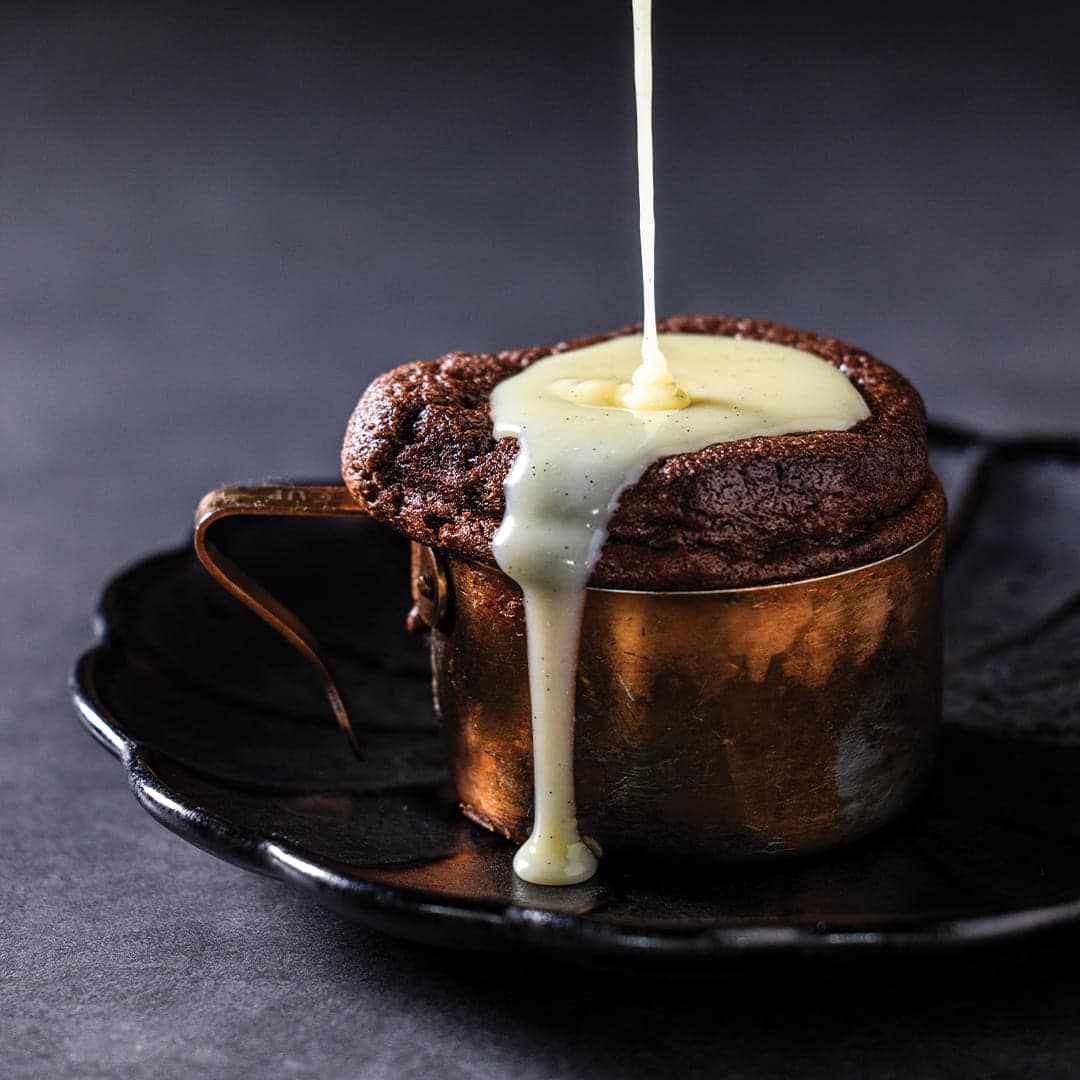 Read more about the article Dark chocolate soufflé with white chocolate sauce 