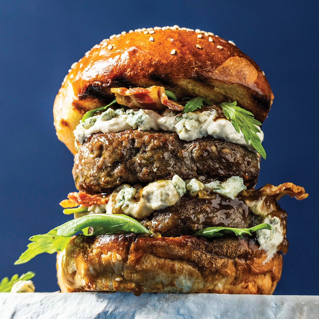 Read more about the article Stacked burger with blue cheese sauce 
