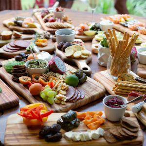 Read more about the article How to build the ultimate charcuterie board