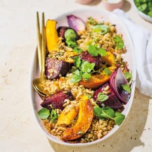 Read more about the article Roasted barley, beetroot and pumpkin bowl 