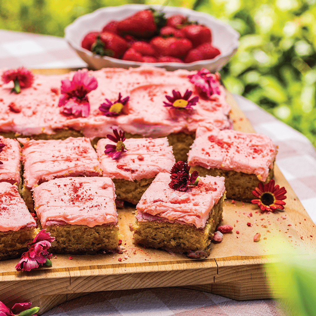 You are currently viewing Buttermilk berry cake with whipped ganache