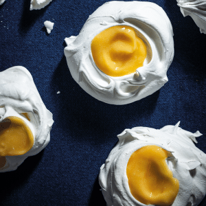 Read more about the article Lemon curd mini pavlovas